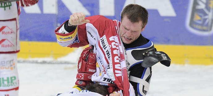 Třinecký tvrďák Václav Varaďa si počkal na pravý moment a Jiřího Vašíčka sundal pravým hákem