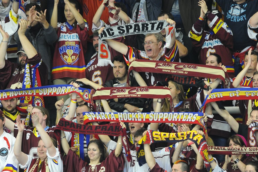 Sparťanští fanoušci mohli po čtvrtém semifinálovém utkání slavit vítězství i srovnání stavu série s Brnem