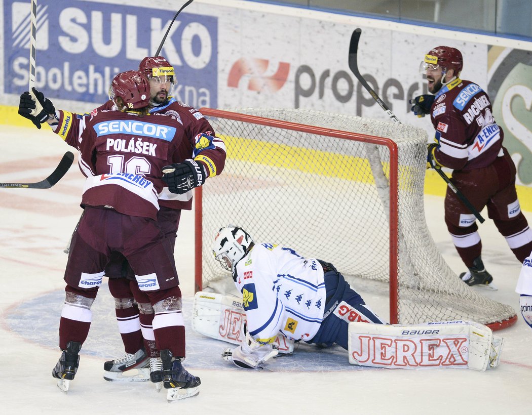 Adam Polášek objímá Tomáše Divíška, který právě překonal brankáře Komety Marka Čiliaka