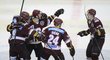 Hokejisté Sparty se radují z gólu na 2:0 v šestém semifinále proti Kometě