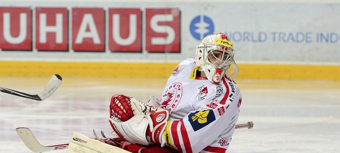 Třinecký brankář Peter Hamerlík se ohlíží za pukem, který mu zůstal za zády a Jaroslav Hlinka ho dorazil do sítě