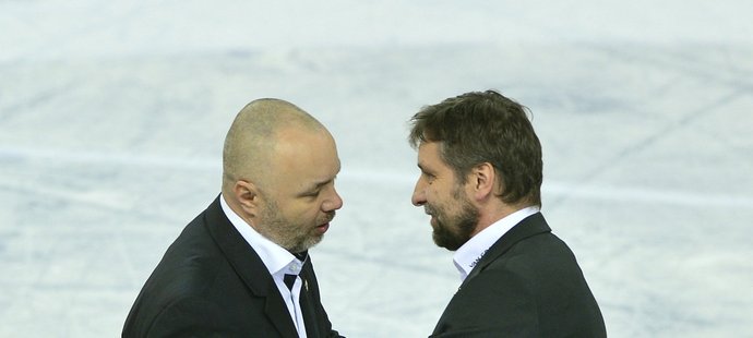 Kouč Sparty Josef Jandač gratuluje k postupu trenérovi Třince Jiřímu Kalousovi (vlevo)