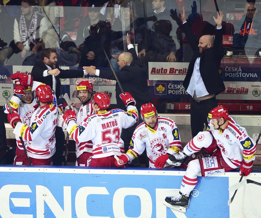 Třinecká radost po postupu do finále extraligy přes pražskou Spartu. Vlevo nahoře Václav Varaďa, uprostřed kouč Jiří Kalous