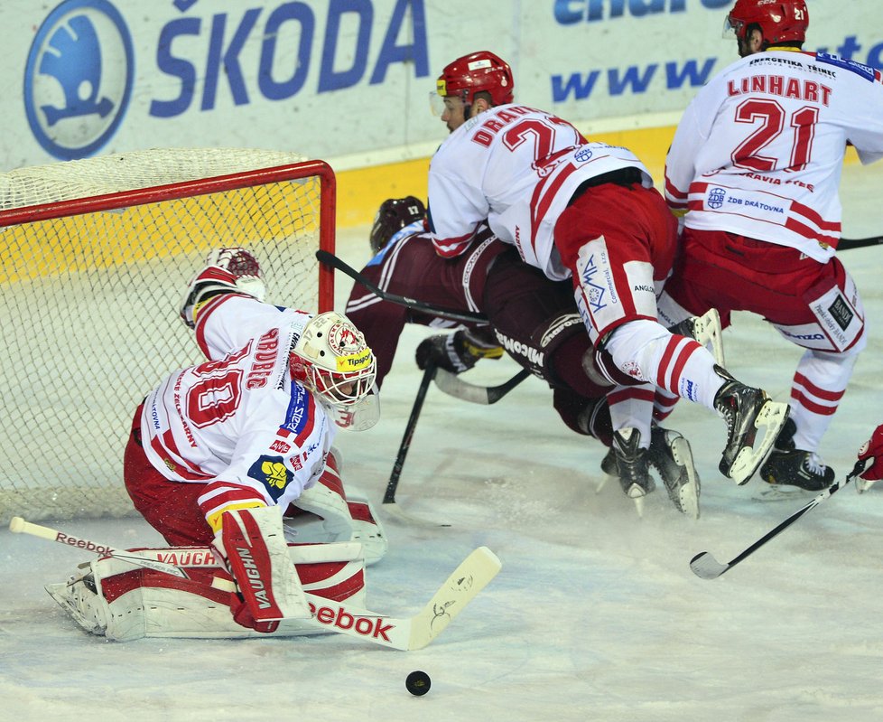 Třinecký brankář Šimon Hrubec si poradil s velkou šancí Sparty v šestém semifinále extraligy