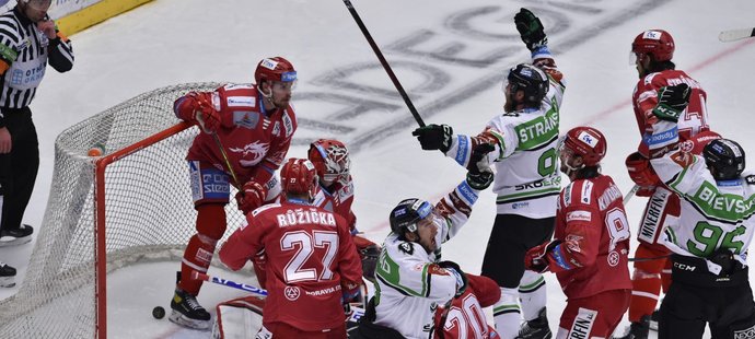 Hokejisté Mladé Boleslavi se radují z gólu, který však následně nebyl uznán