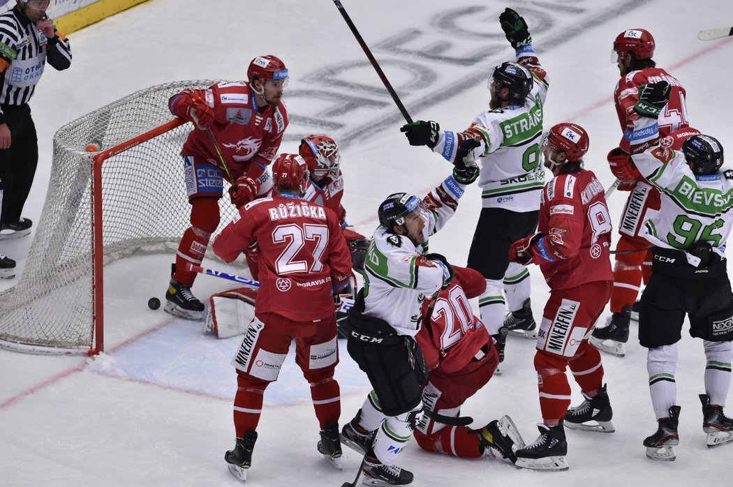 Hokejisté Mladé Boleslavi se radují z gólu, který však následně nebyl uznán