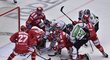 Mladoboleslavští hokejisté se snaží procpat puk přes třineckou obranu