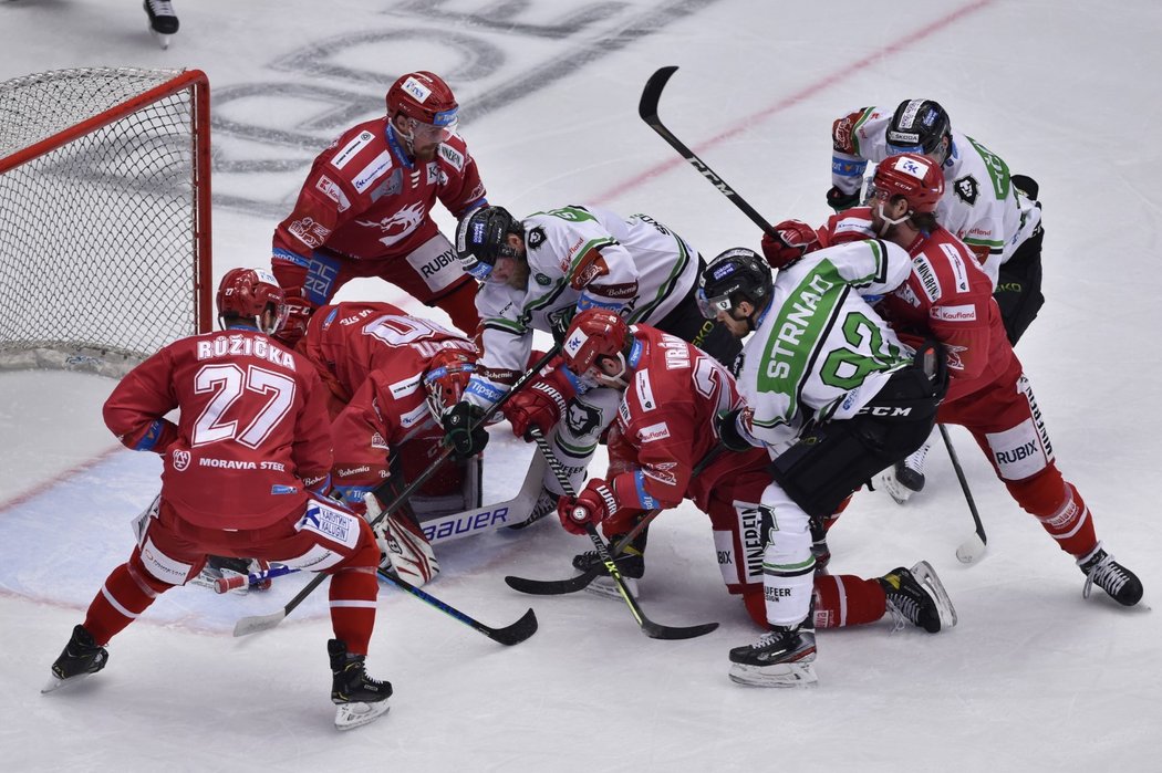 Mladoboleslavští hokejisté se snaží procpat puk přes třineckou obranu