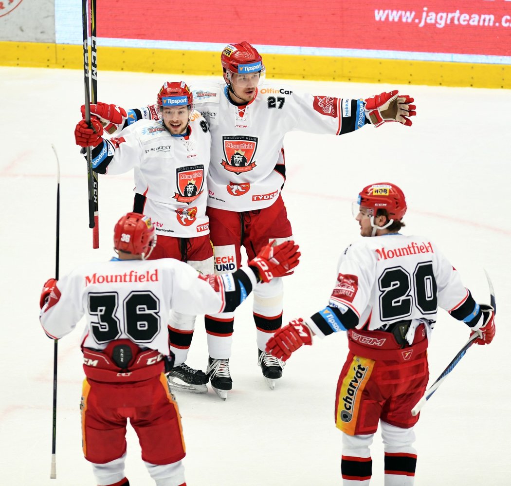 Hradečtí hokejisté oslavují vstřelený gól v semifinálovém utkání proti Třinci