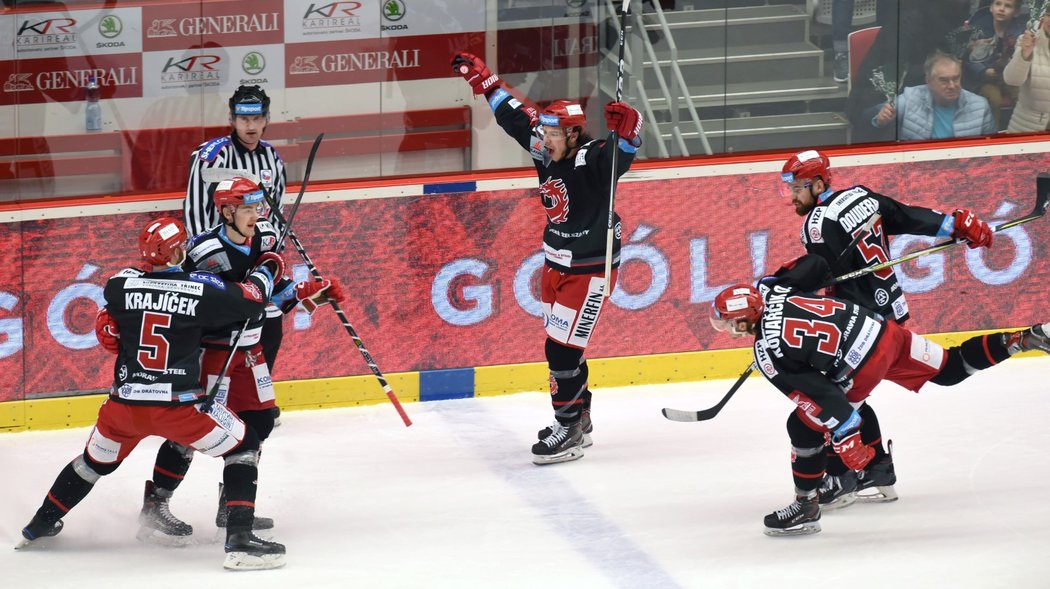 Třinecký útočník Michal Kovařčík se raduje ze vstřelené branky do hradecké sítě