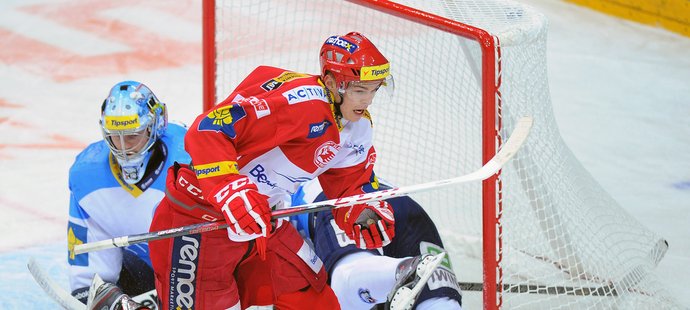 Útočník hokejové Slavie Tomáš Hertl se raduje z gólu v síti Plzně v semifinále play off