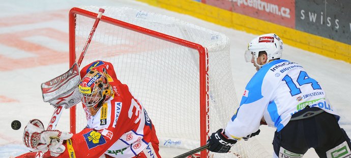 Plzeňský hokejista Petr Vampola se snaží prosadit před Dominikem Furchem v semifinále play off extraligy.