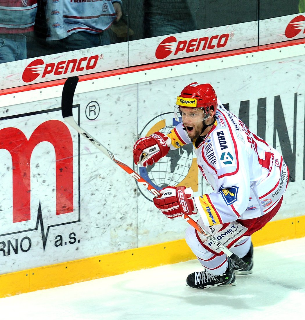 Třinecký střelec a rekordman play off Martin Růžička se raduje z úvodního gólu finálové série