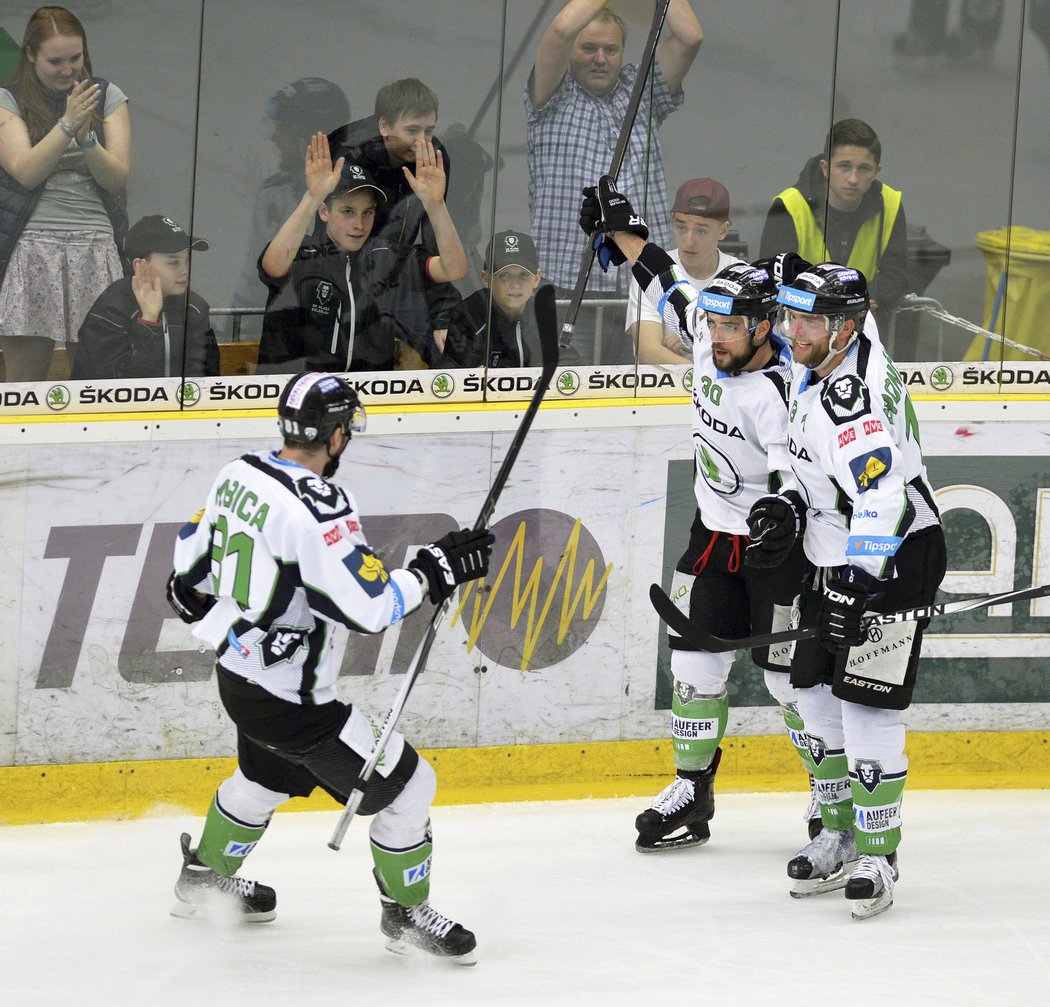 Střelec Dominik Pacovský a jeho radost z prvního gólu čtvrtého semifinále play off s Libercem