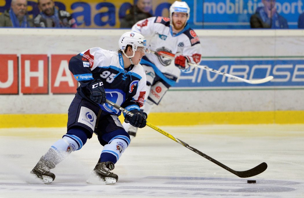 Plzeňský forvard Miroslav Indrák v duelu s Chomutovem