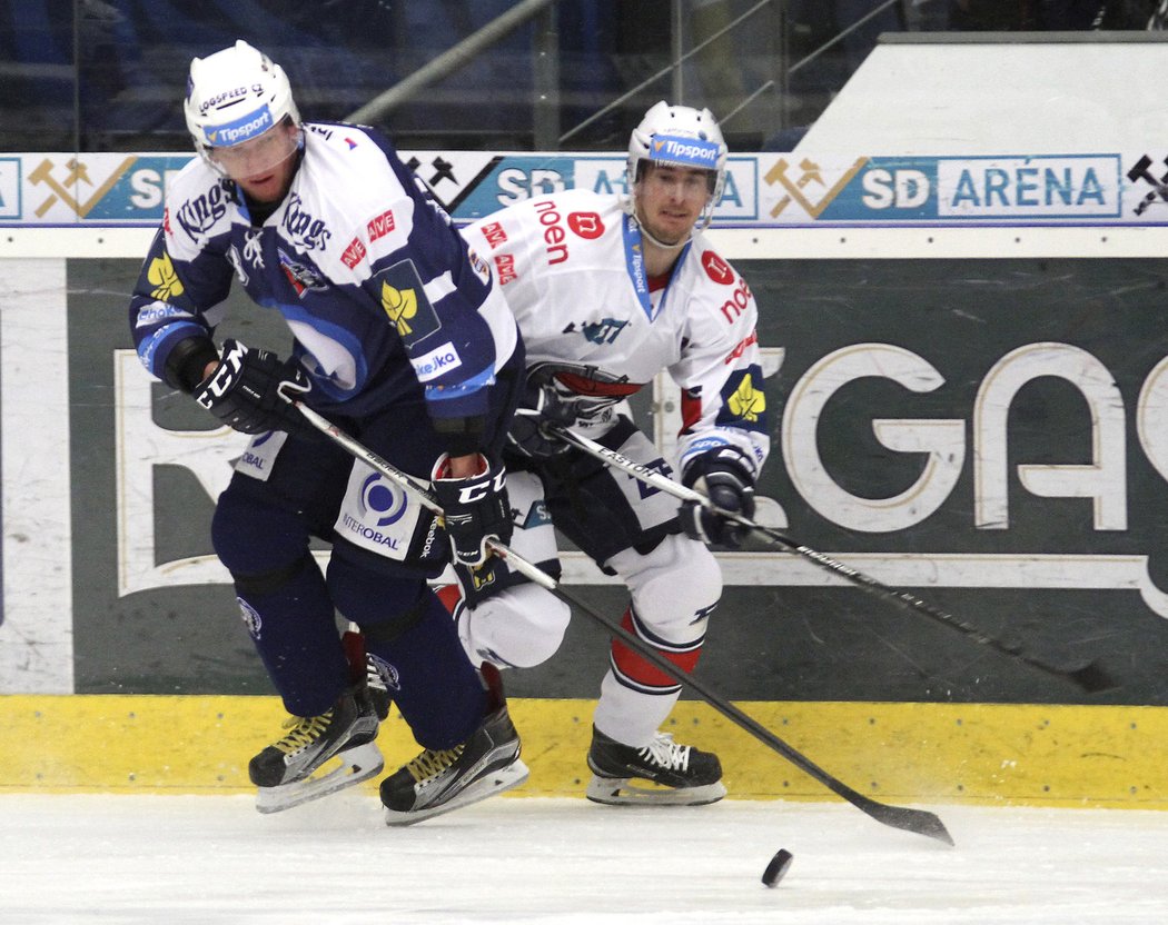 Zleva plzeňský útočník Marcel Hossa a útočník Chomutova Roman Červenka.