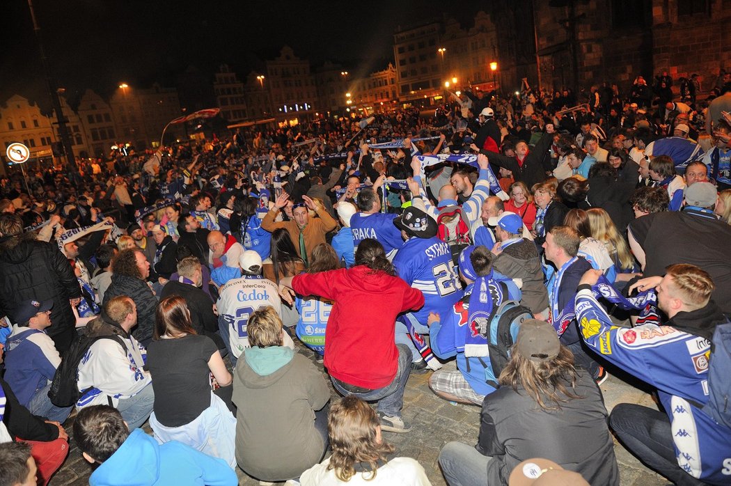 Plzeňští fanoušci si na své mistry počkali až do ranních hodin.