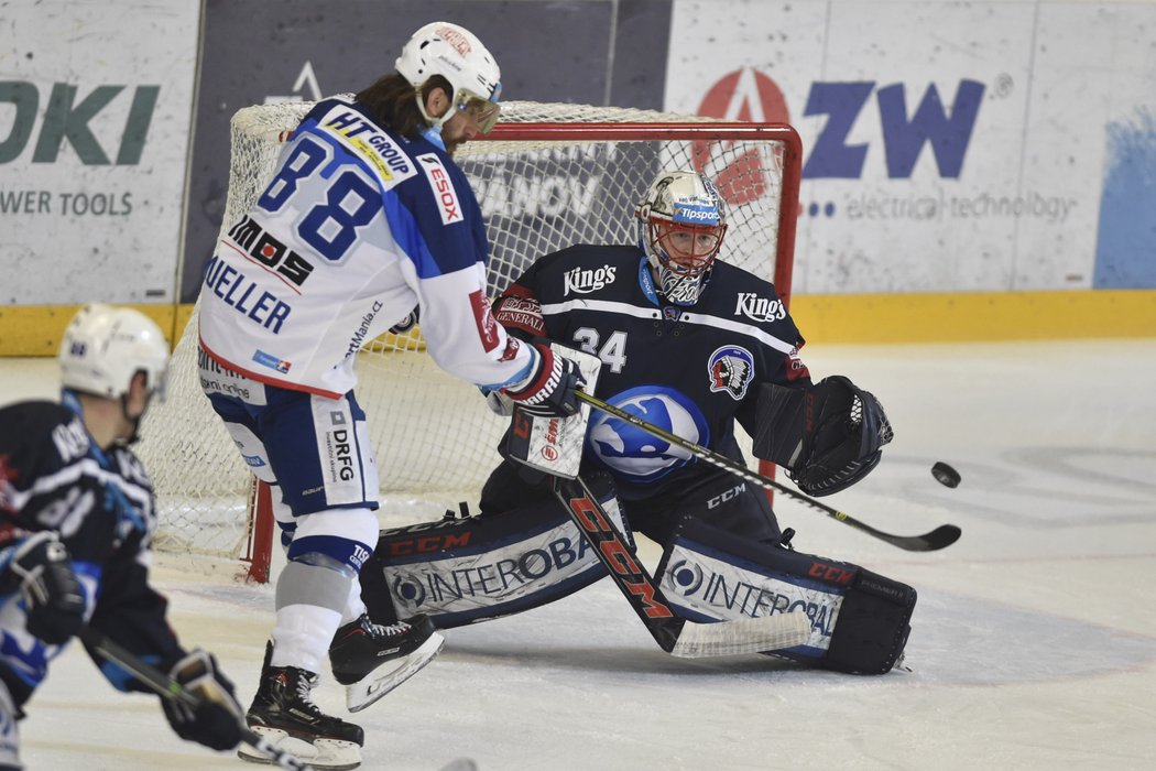 Peter Mueller z Brna a brankář Plzně Dominik Frodl