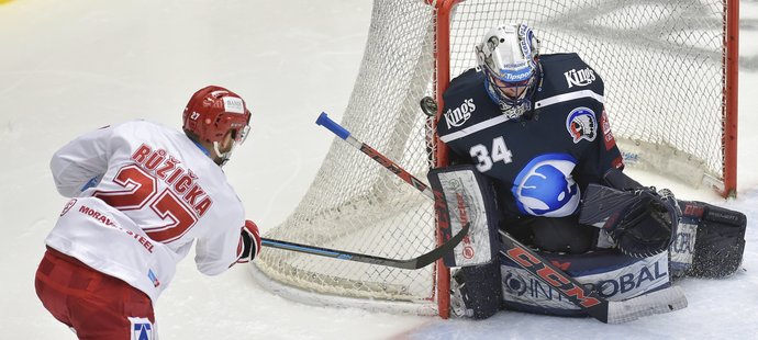 Tady ještě Martin Růžička brankáře Dominika Frodla nepřekonal