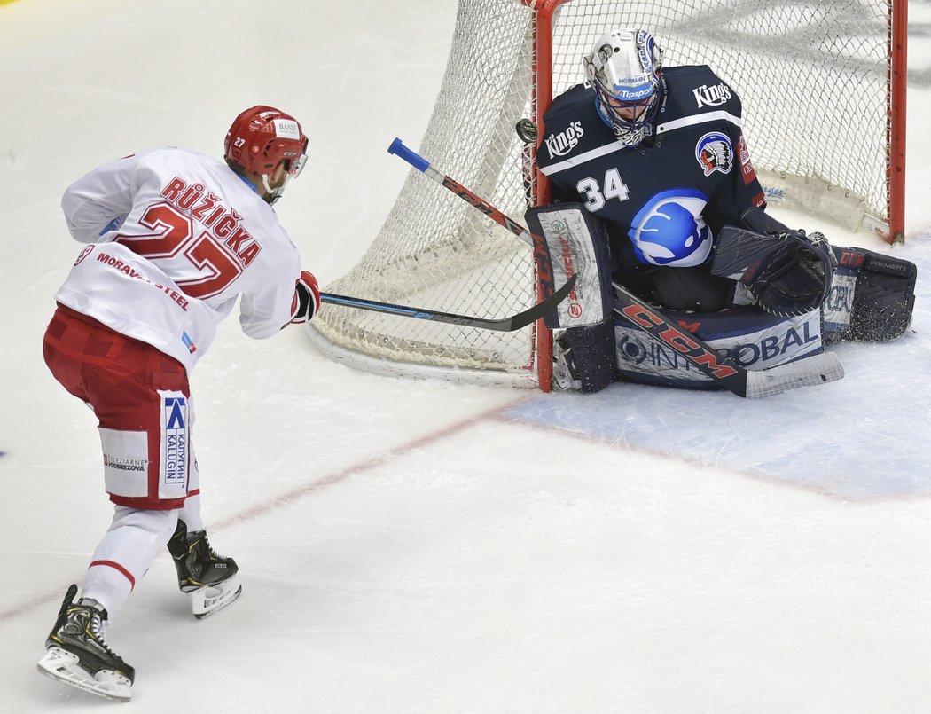 Tady ještě Martin Růžička brankáře Dominika Frodla nepřekonal