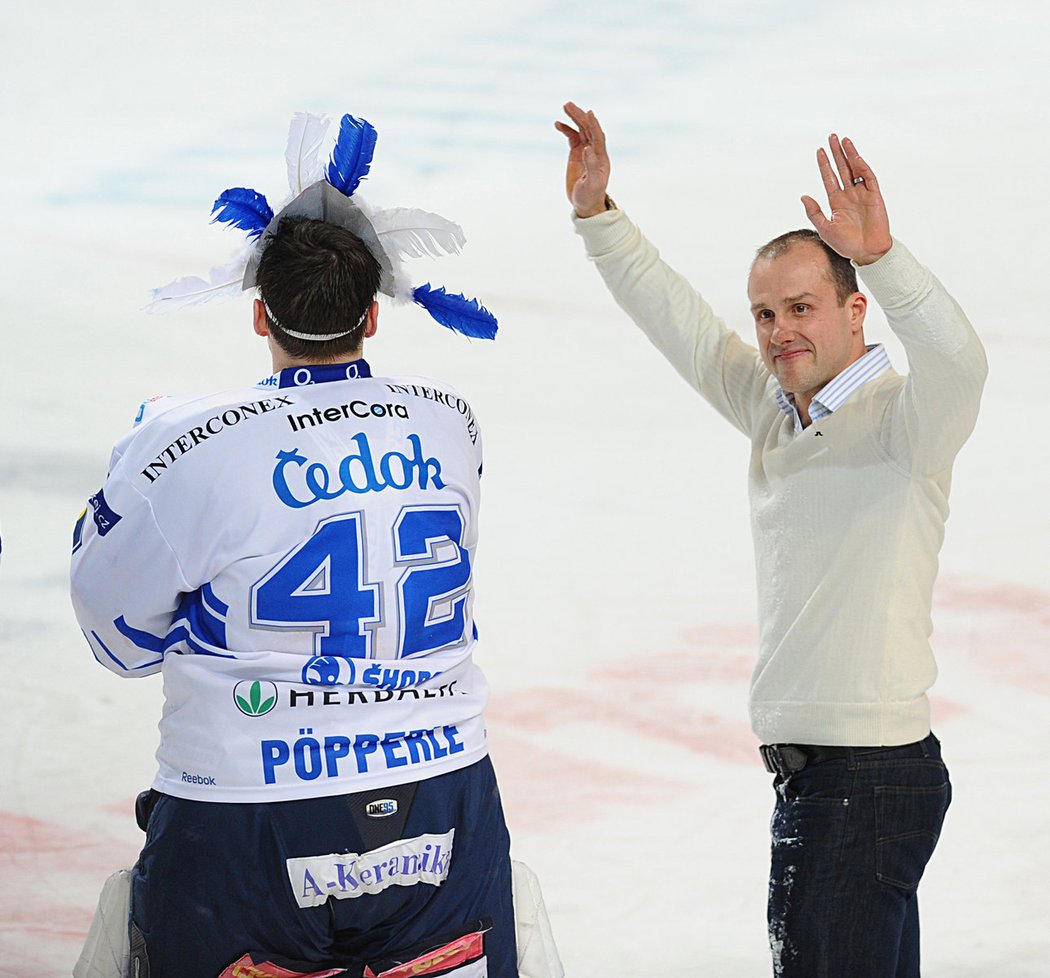 Martin Straka (vpravo) a Tomáš Pöpperle slaví zisk prezidentova poháru