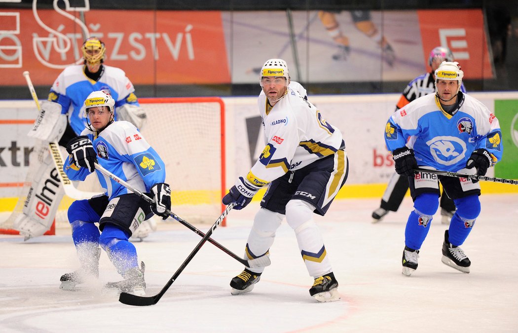 Největší hvězdy v akci. Kladenský Jaromír Jágr a plzeňský Martin Straka se na ledě potkávali spíše sporadicky. Nakonec souboj hvězd vyhráli Západočeši 2:1 po samostatných nájezdech.