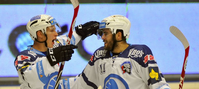 Domácí hokejisté David Sklenička (vlevo) a Michal Poletín se radují ze druhého gólu.