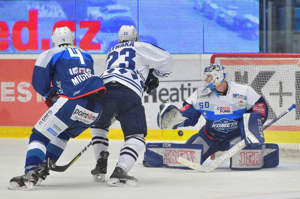 Zleva Zbyněk Michálek, Petr Straka, Dominik Frodl během duelu Plzně s Kometou