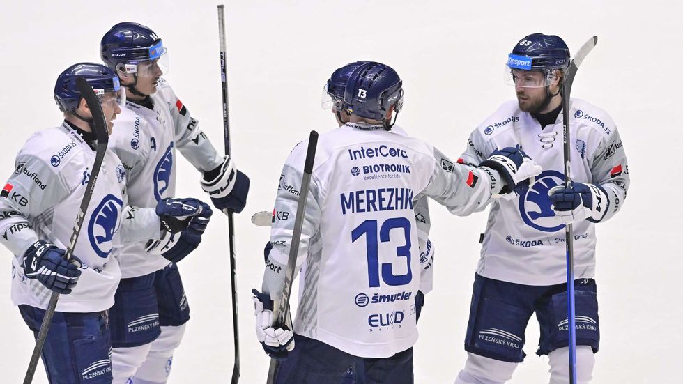 Plzeňští hráči se radují z gólu v utkání proti Liberci