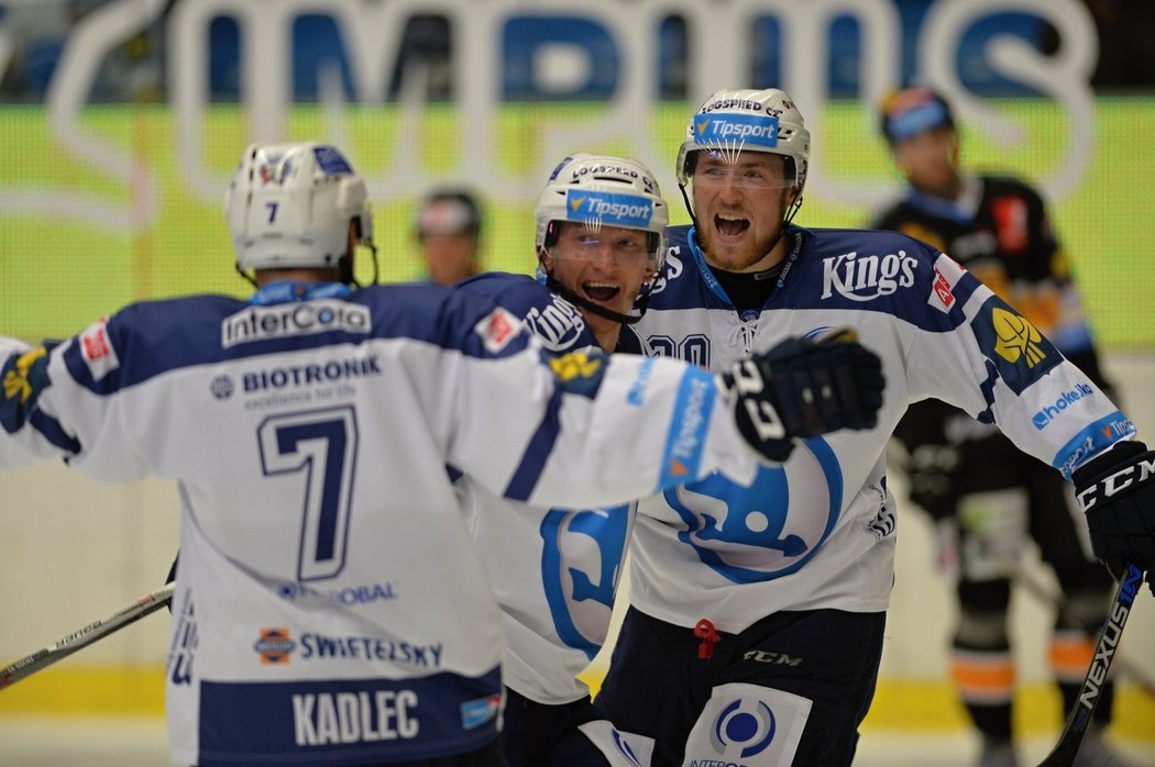 Hráči Plzně se radují z gólu. Zleva Petr Kadlec, Marcel Hossa a Jakub Lev.