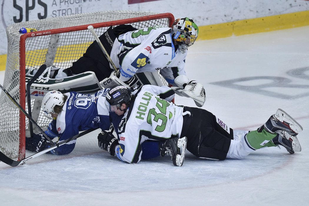 Vpředu obránce Boleslavi Jan Holub, uprostřed plzeňský útočník Miroslav Indrák a vzadu brankář Boleslavi David Rittich