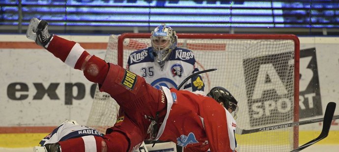 Zleva Petr Kadlec z Plzně, Michal Vodný z Olomouce a brankář Plzně Matěj Machovský