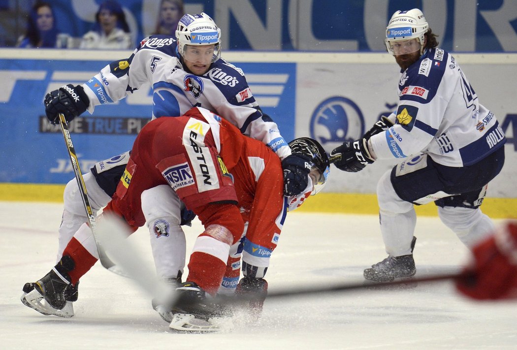 Zleva Jakub Jeřábek z Plzně, Jakub Herman z Olomouce a Ryan Hollweg z Plzně