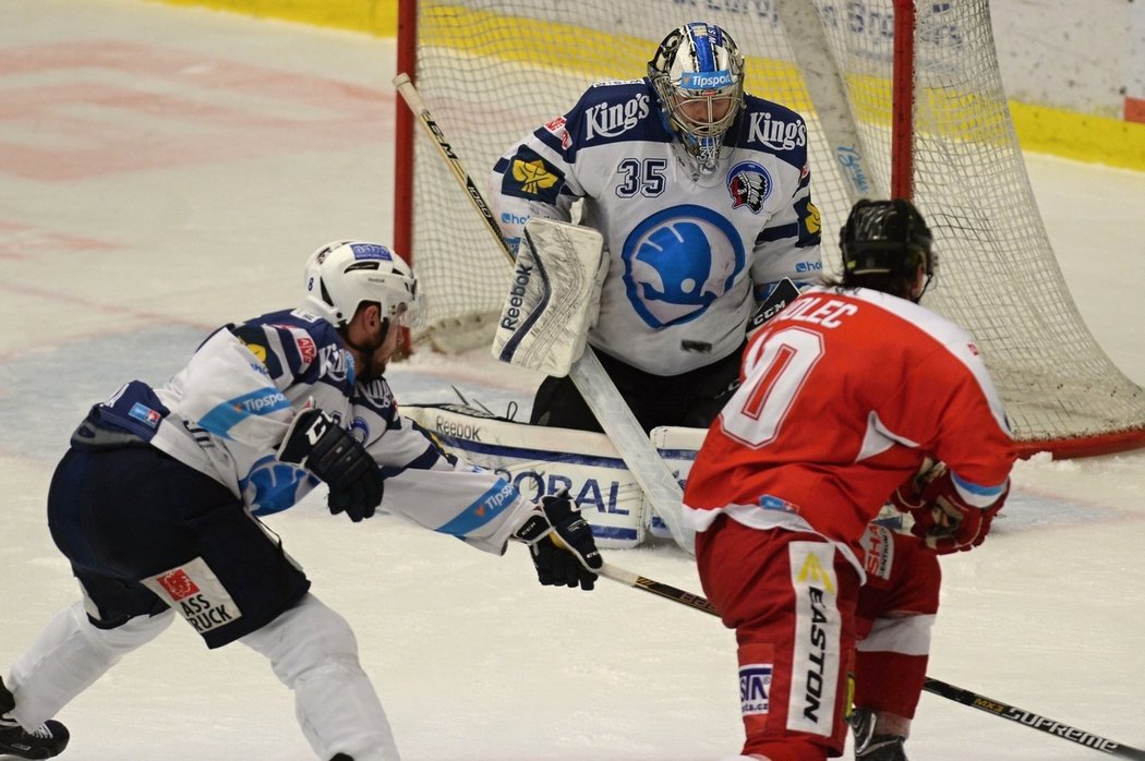 Zleva Branislav Kubka a brankář Matěj Machovský z Plzně a Miroslav Holec z Olomouce