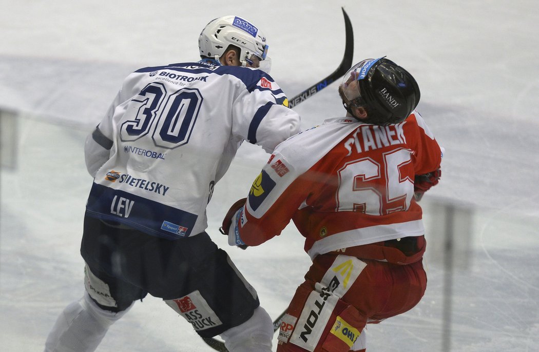 Zleva Jakub Lev z Plzně a Robin Staněk z Olomouce