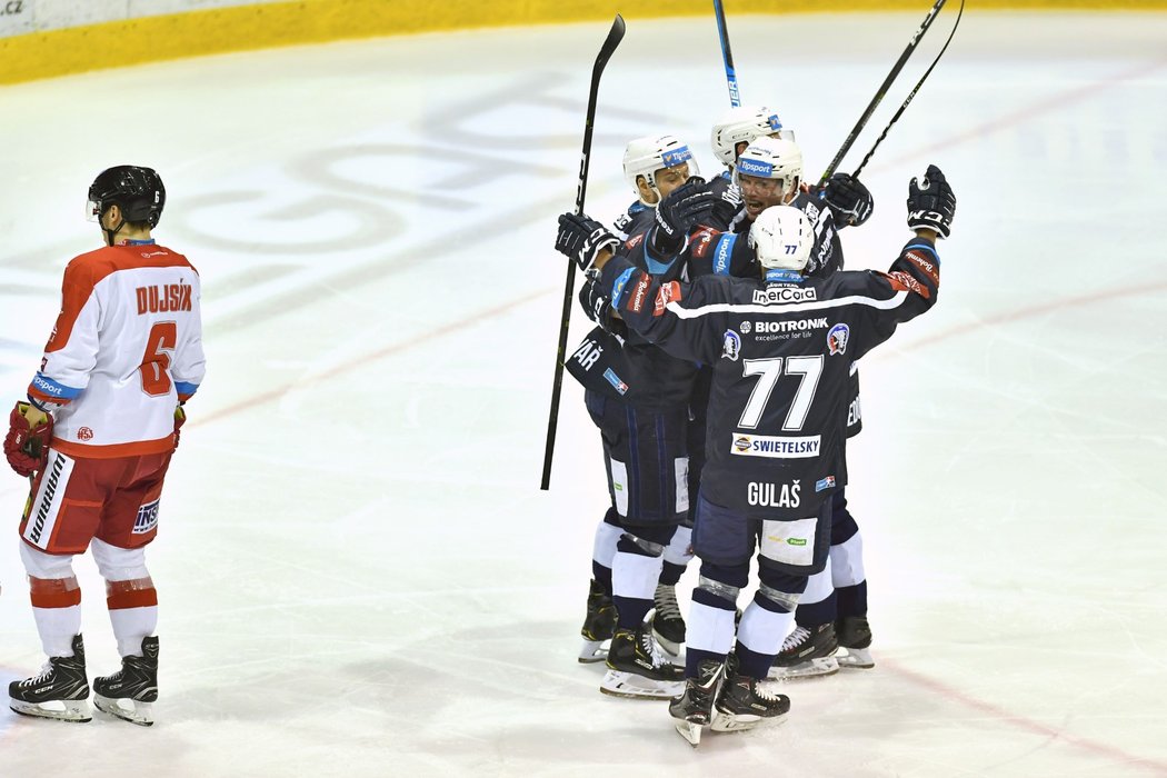 Plzeňští hokejisté se radují z gólu do sítě Olomouce.