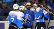 Hokejisté Plzně se radují z gólu v zápase proti Pardubicím