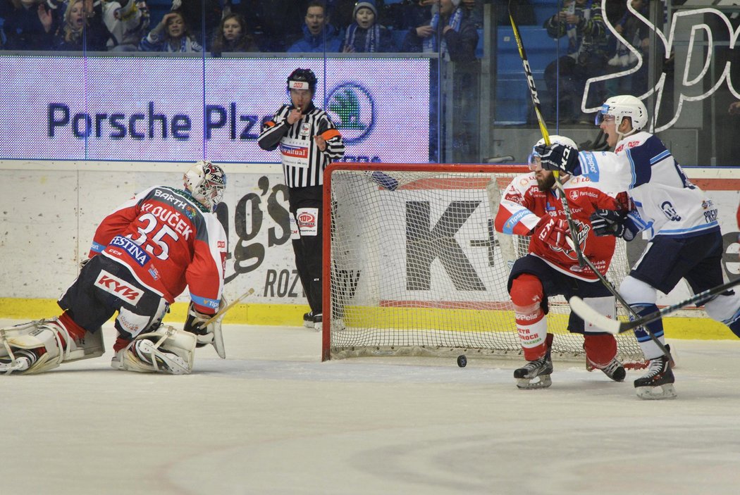 Pardubice v Plzni padly a s jistotou je čeká baráž o extraligu