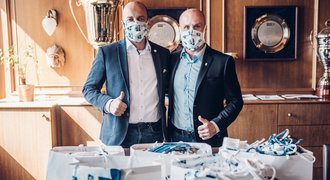 Plzeňští darovali tamní nemocnici roušky. Straka: Není to poslední akce