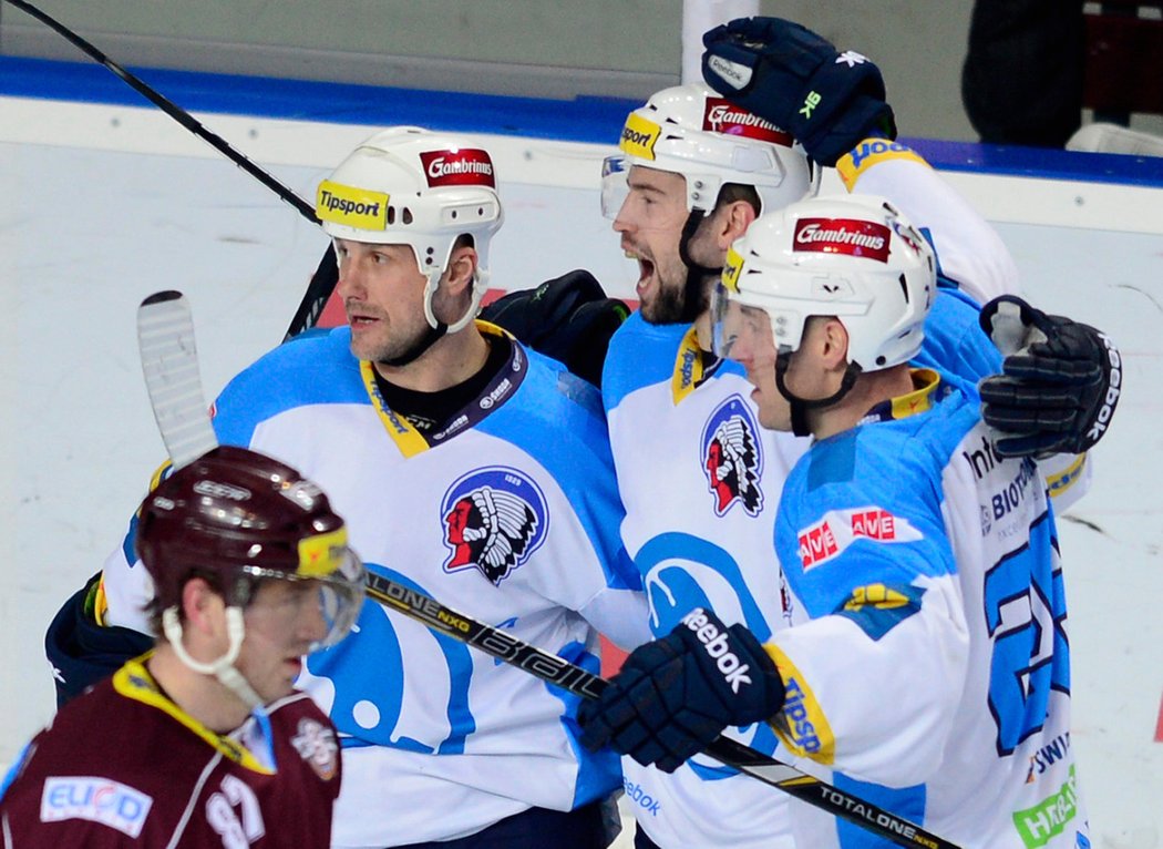 Tomáš Slovák (uprostřed) otevřel skóre na ledě Sparty.