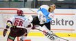 Posila z NHL, gólman Tuukka Rask, vyhazuje kotouč před sparťanským útočníkem Dominikem Pacovským