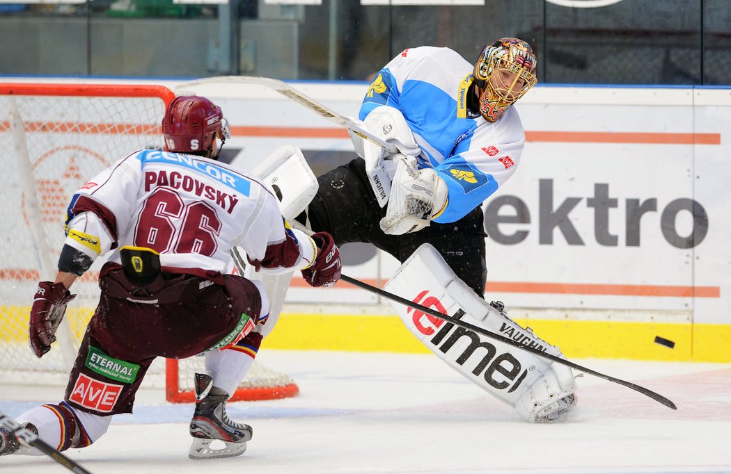 Posila z NHL, gólman Tuukka Rask, vyhazuje kotouč před sparťanským útočníkem Dominikem Pacovským