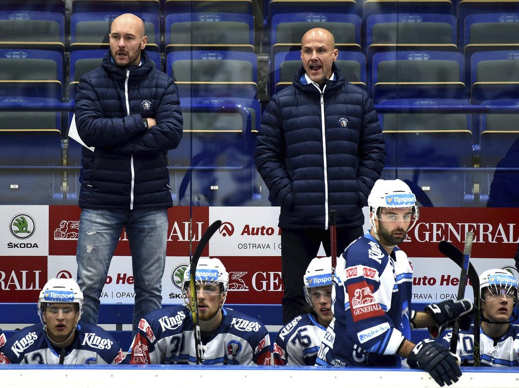 Plzeňský boss Martin Straka (vpravo) a sportovní manažer Tomáš Vlasák na střídačce Plzně