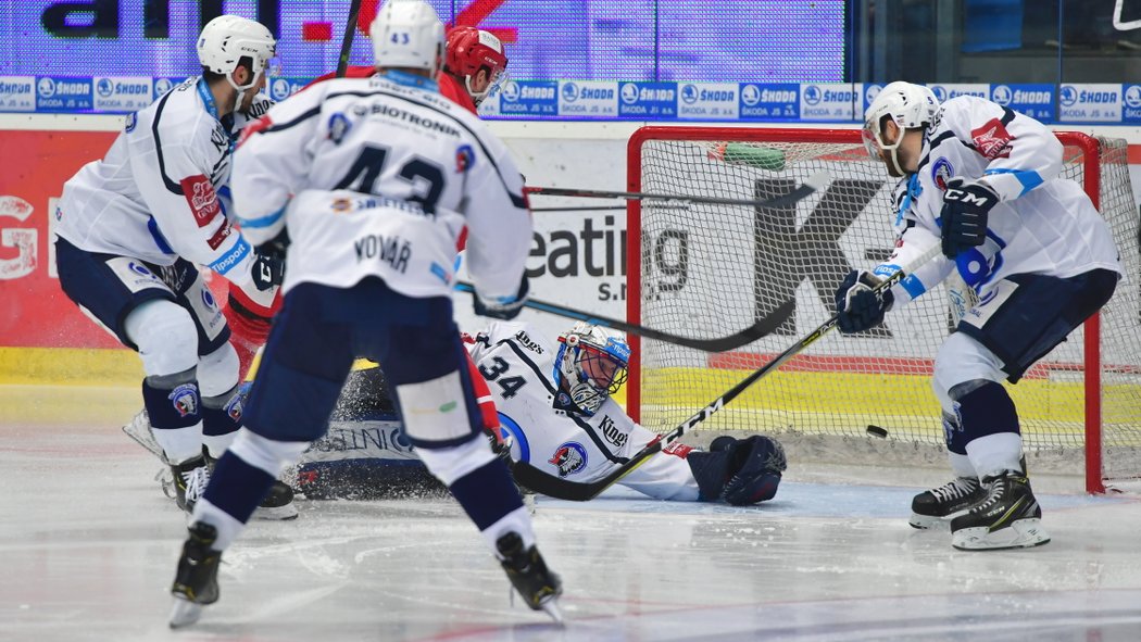 Aron Chmielewski právě vyrovnal na 1:1.