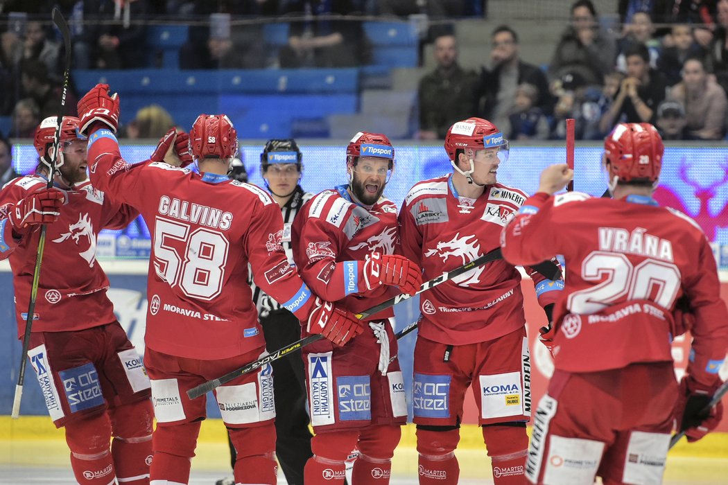 Hokejisté Třince se radují z gólu v síti Plzně.