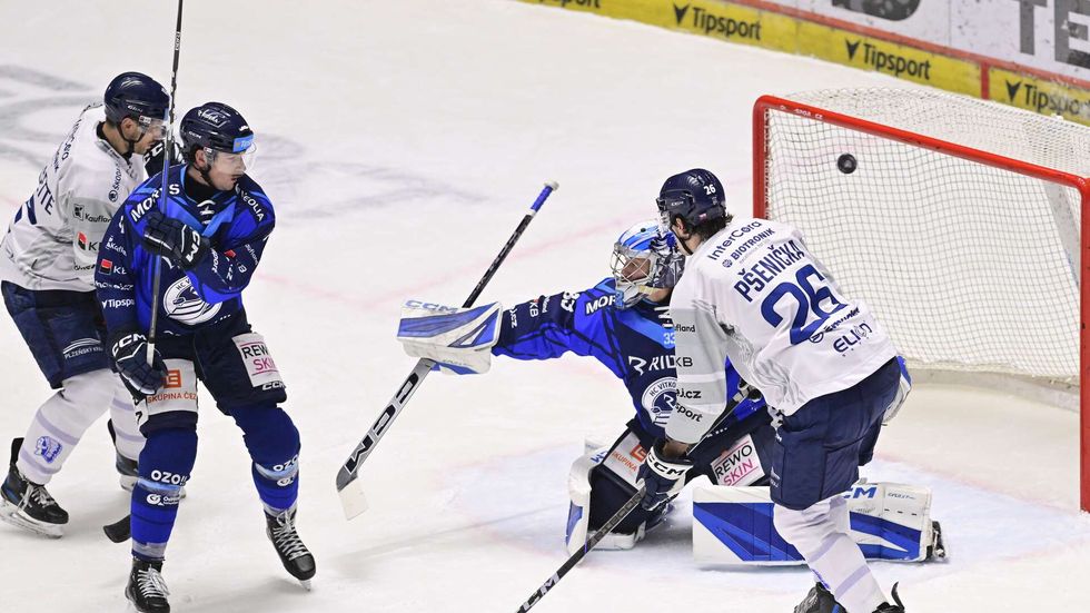 Vítkovický brankář Lukáš Klimeš inkasuje v utkání proti Plzni