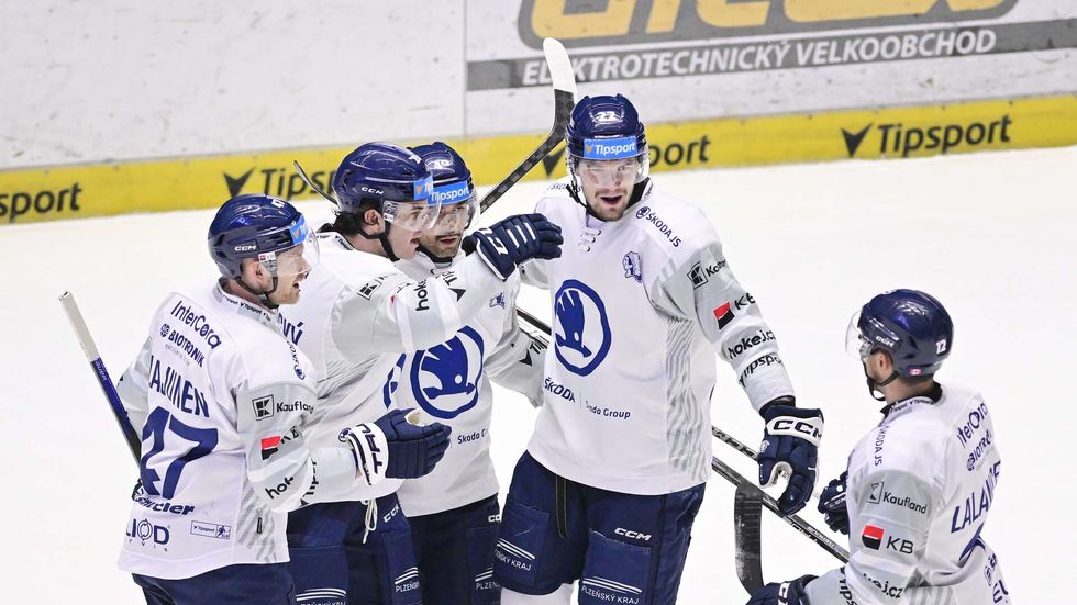 Plzeňští hokejisté se radují z gólu v utkání proti Vítkovicím
