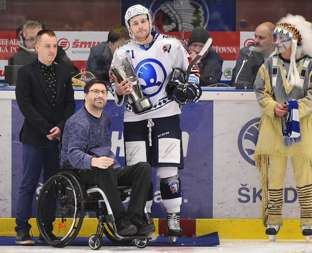 Cenu Tomáše Zelenky (vlevo na vozíku) pro nejužitečnějšího hokejistu Chance ligy 2018-19 získal Luboš Rob z Plzně
