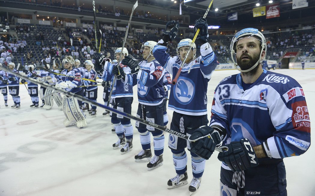 Plzeňští hokejisté si vítězství užívali se svými fanoušky