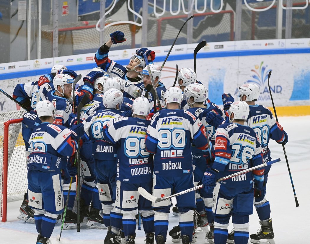 Hokejisté Komety Brno slaví uživení naděje na postup do čtvrtfinále